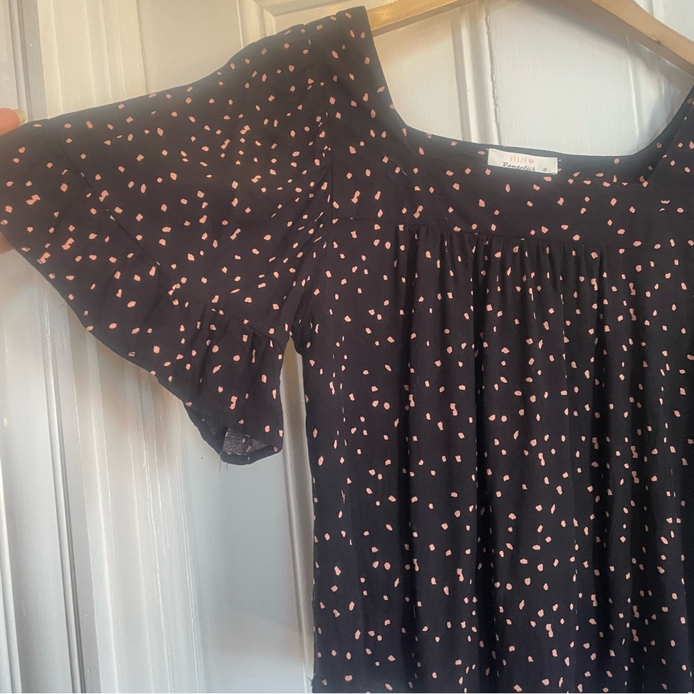 Cute flowy top - Picture 2 of 5